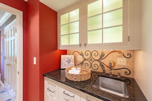bar with a sink and backsplash