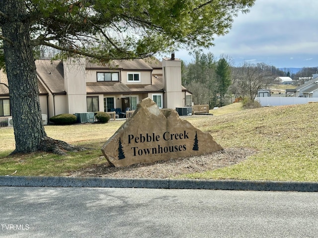 community / neighborhood sign with a lawn