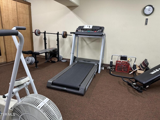 workout room with baseboards