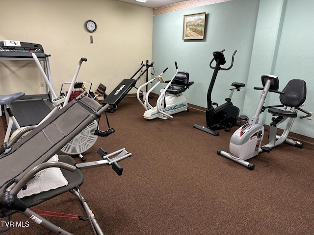 workout area with baseboards