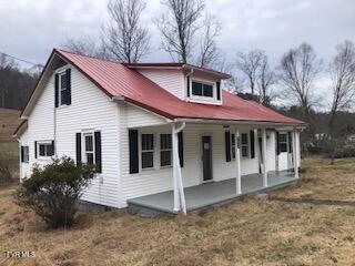 view of front of property featuring a porch