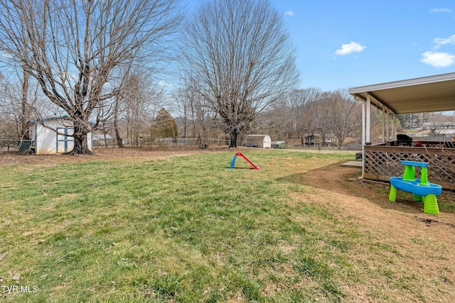 view of yard with an outbuilding