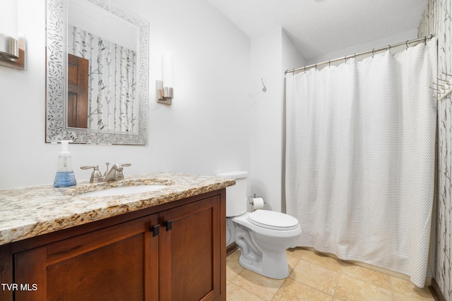 full bathroom featuring curtained shower, toilet, and vanity