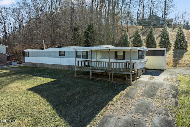 manufactured / mobile home featuring a front lawn