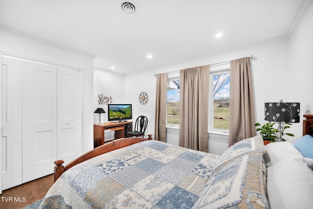 2256 Boones Creek Rd, Johnson City, TN 37615 - bedroom with visible vents, a closet, wood finished floors, and ornamental molding