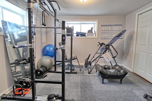 exercise room featuring baseboards