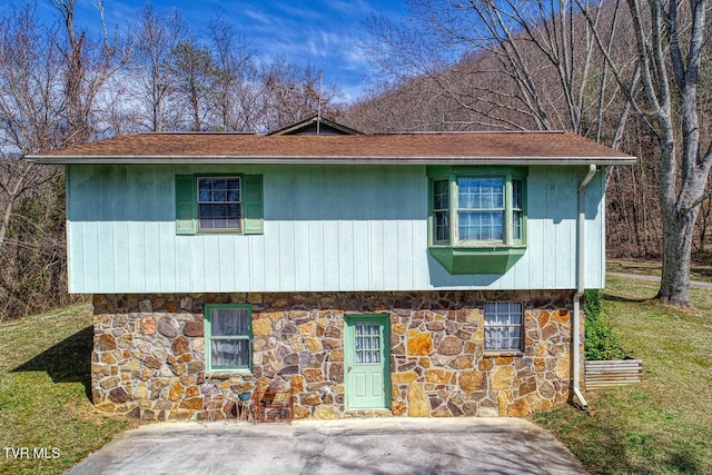 view of front facade with stone siding