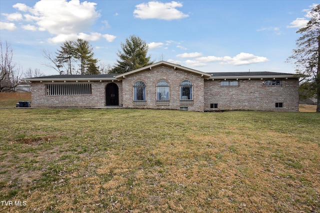 view of front of house featuring brick siding and a front lawn