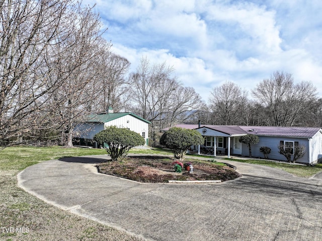 single story home featuring driveway and a front lawn