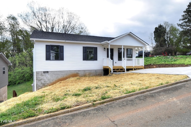 ranch-style house with roof with shingles and covered porch