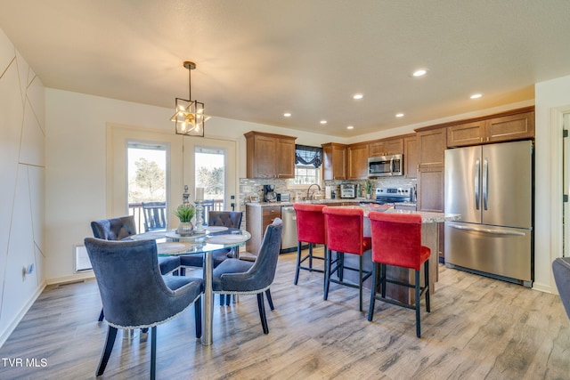 dining area featuring recessed lighting, visible vents, baseboards, and light wood-style flooring