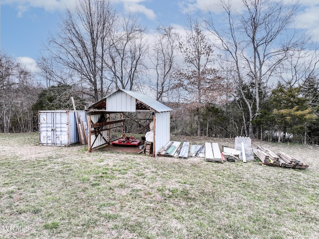 view of yard featuring an outbuilding