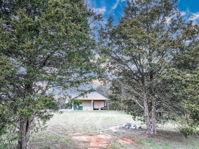 view of yard featuring an outbuilding