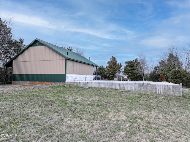 exterior space featuring an outbuilding