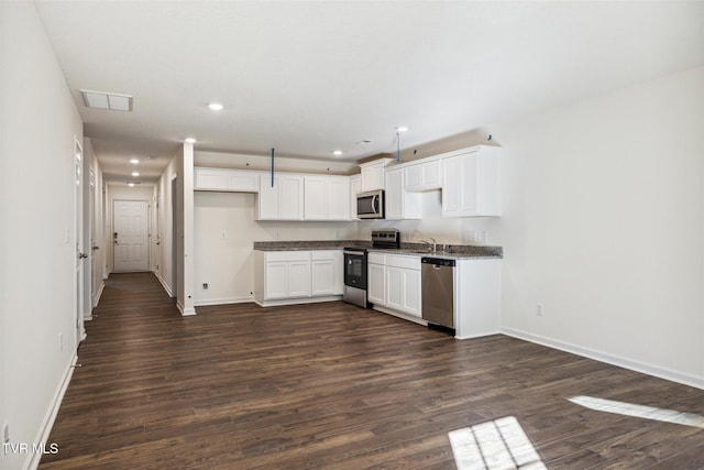 kitchen with baseboards, visible vents, recessed lighting, stainless steel appliances, and dark wood-type flooring