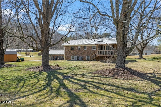 view of yard with an outbuilding