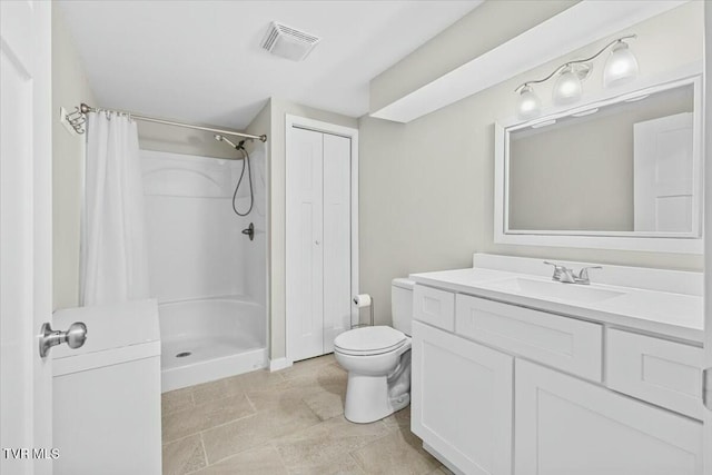 full bath with vanity, a shower with shower curtain, toilet, and visible vents