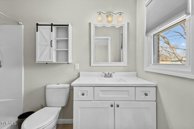 full bathroom featuring vanity, toilet, a shower, and baseboards