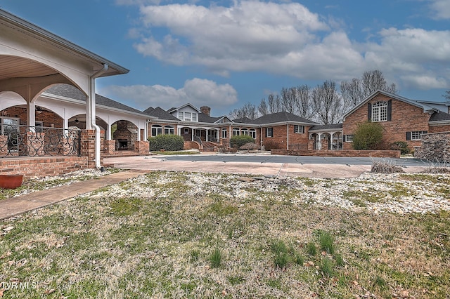 view of yard featuring driveway