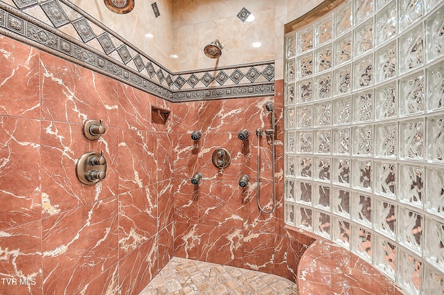 bathroom featuring tiled shower