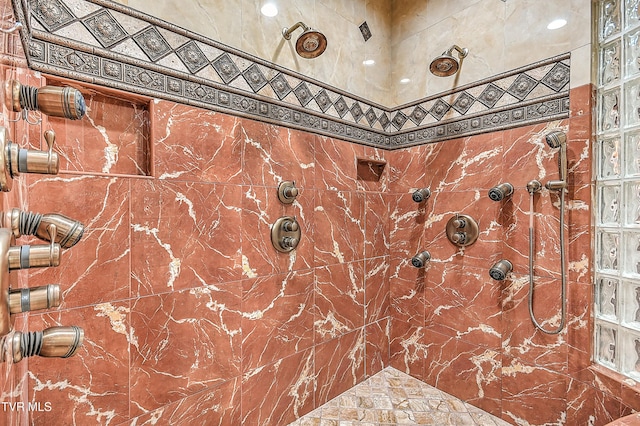 bathroom featuring a tile shower