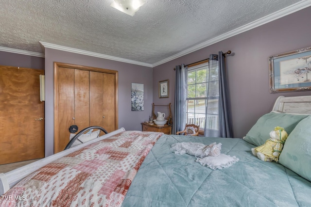 bedroom featuring crown molding, a closet, and a textured ceiling