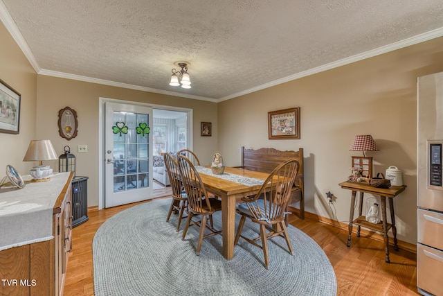 dining area with baseboards, light wood-style floors, crown molding, and a textured ceiling