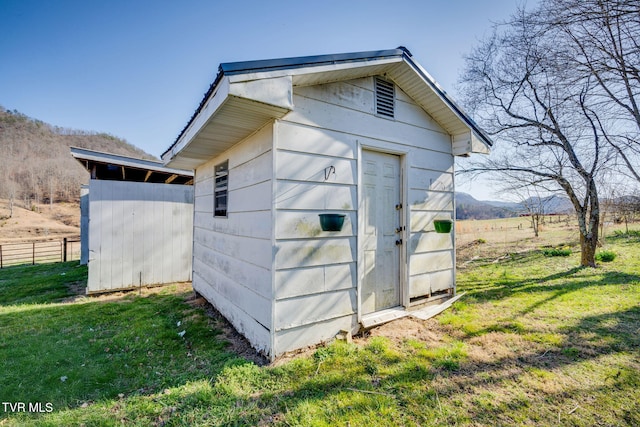 view of outdoor structure featuring an outdoor structure and fence