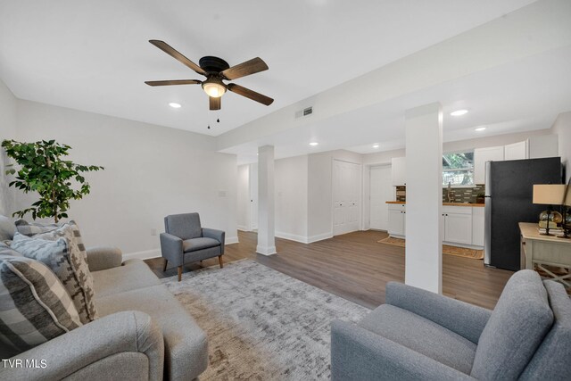 living room with wood finished floors, visible vents, baseboards, recessed lighting, and ceiling fan