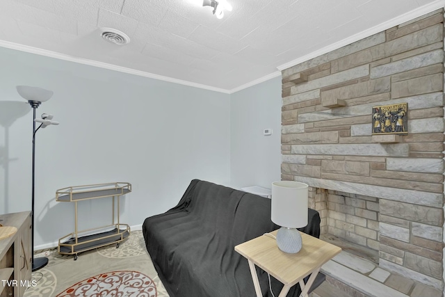 living area featuring visible vents, baseboards, and ornamental molding