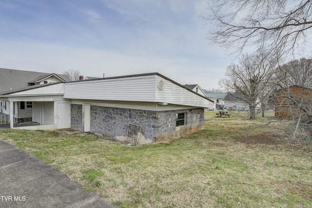 view of side of property featuring a lawn