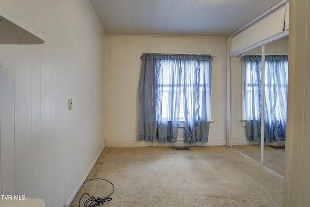 unfurnished room featuring visible vents, carpet, and crown molding