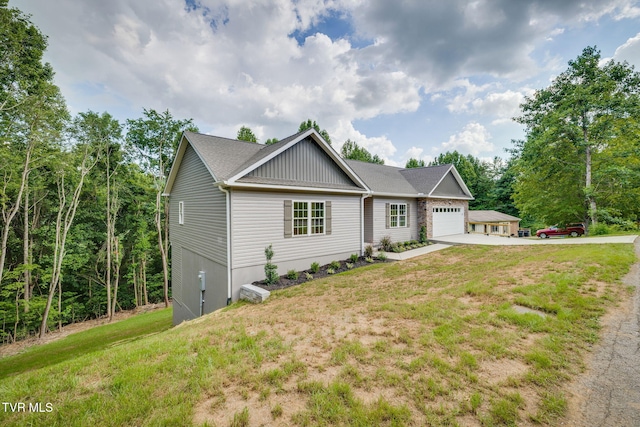 129 Stratton Pl, Kingsport, TN 37663 - ranch-style home featuring concrete driveway, a garage, a front yard, and board and batten siding