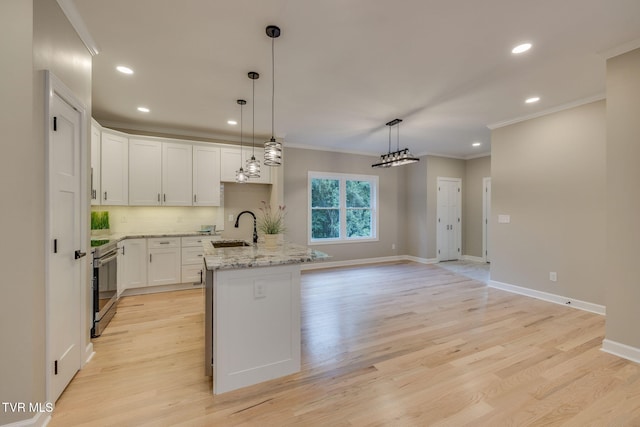 129 Stratton Pl, Kingsport, TN 37663 - kitchen featuring electric range, recessed lighting, light wood finished floors, ornamental molding, and white cabinetry