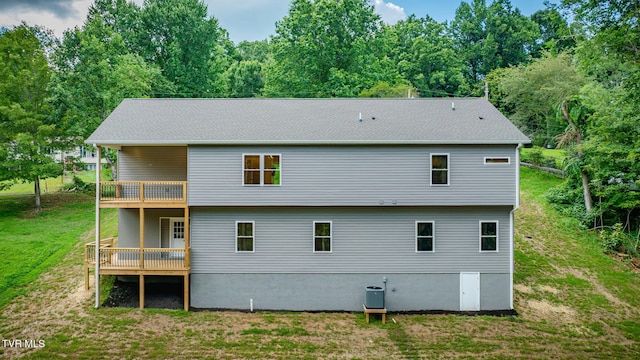 129 Stratton Pl, Kingsport, TN 37663 - back of property with a deck, a lawn, and a shingled roof