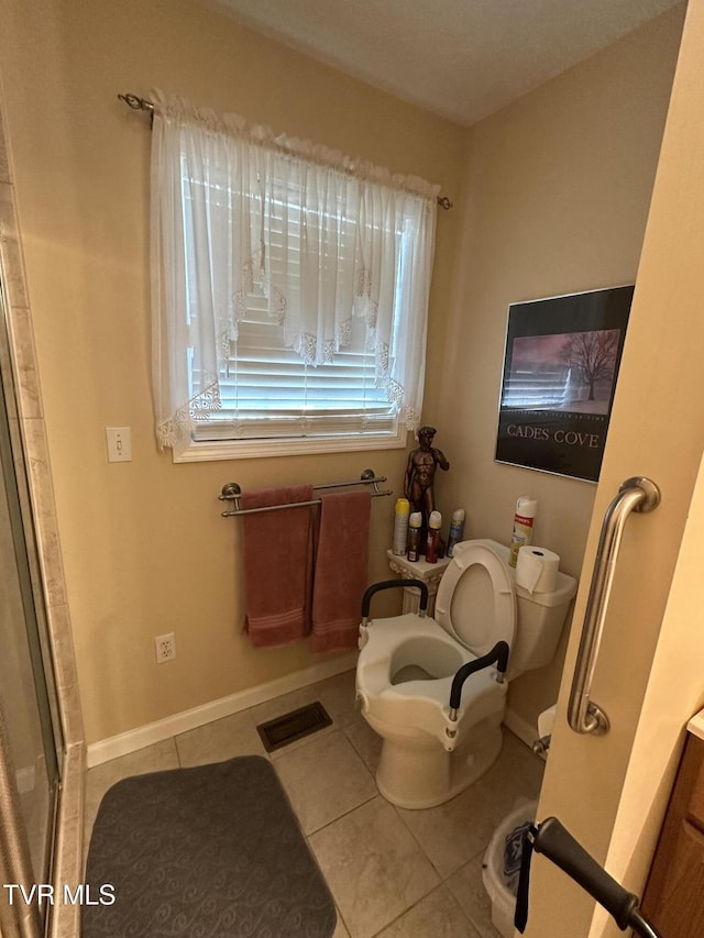 full bath featuring baseboards, visible vents, tile patterned flooring, an enclosed shower, and toilet