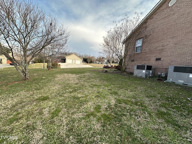 view of yard with an outdoor structure