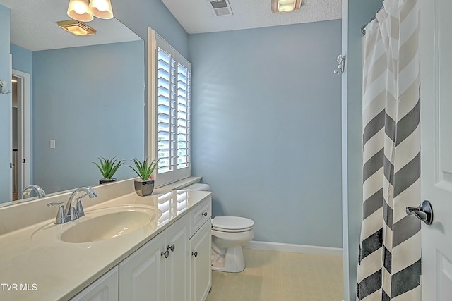 full bath with vanity, baseboards, visible vents, a textured ceiling, and toilet