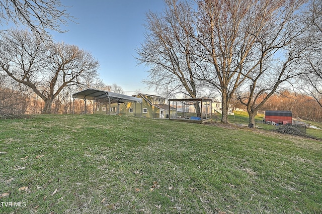 view of yard with an outbuilding