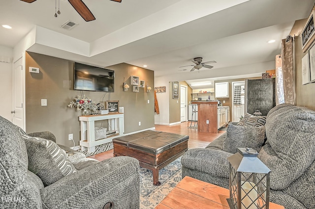 living room featuring recessed lighting, visible vents, light wood-style floors, and ceiling fan