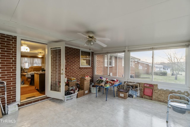 sunroom with ceiling fan