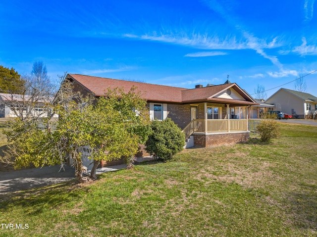 view of front of home featuring a porch and a front yard