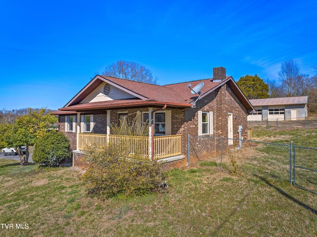 view of front of property featuring brick siding, a front yard, and fence