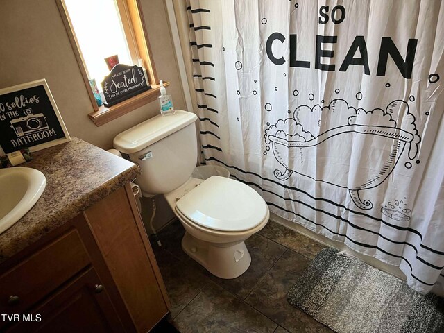 bathroom with a shower with shower curtain, toilet, and vanity