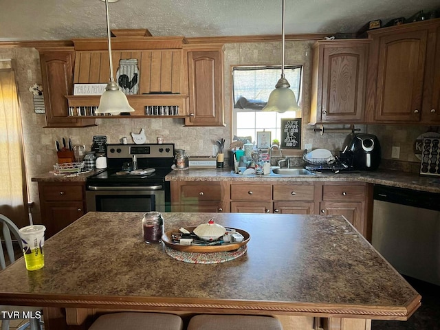 kitchen featuring a sink, open shelves, a kitchen breakfast bar, a center island, and stainless steel appliances