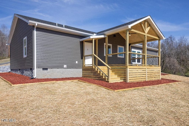 view of front facade with crawl space and a porch