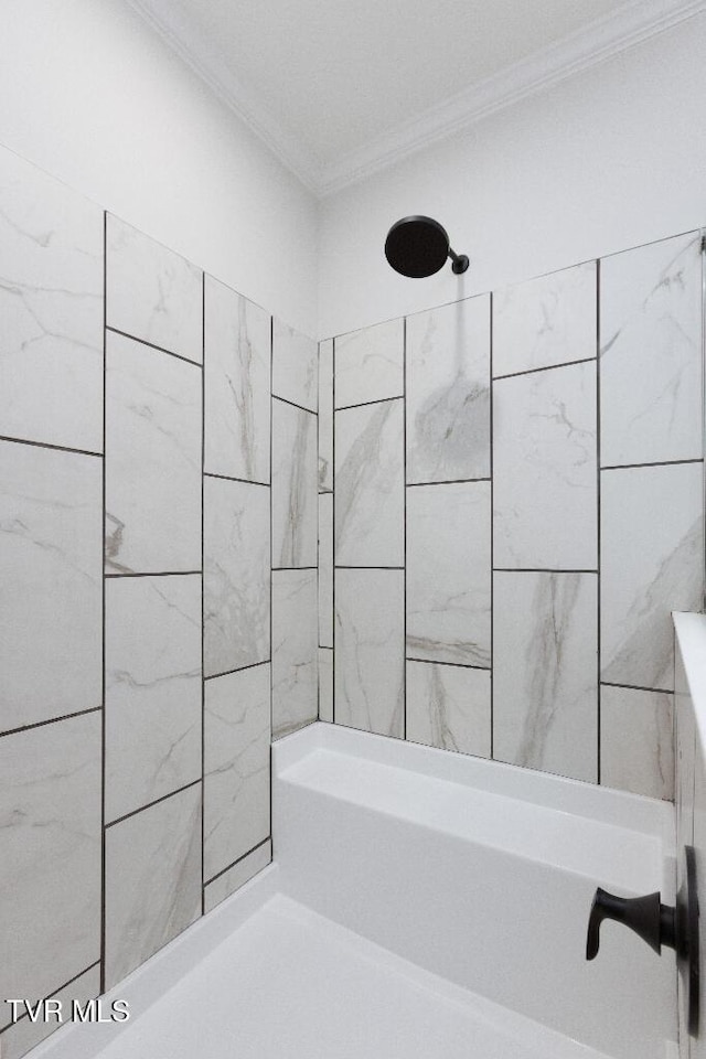 full bath featuring a tile shower and crown molding