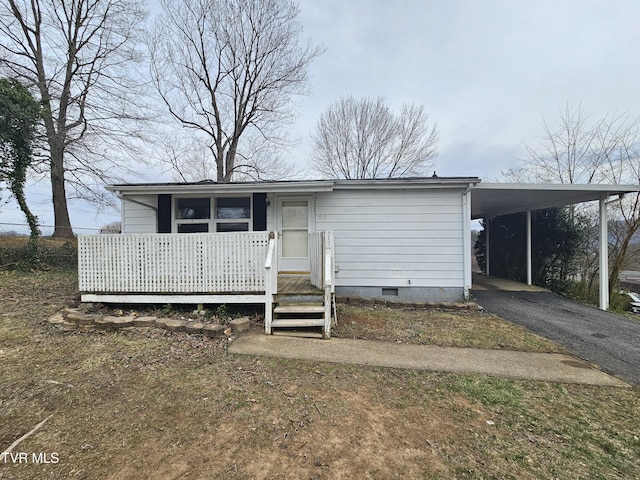 view of front of property featuring crawl space, a carport, a porch, and driveway