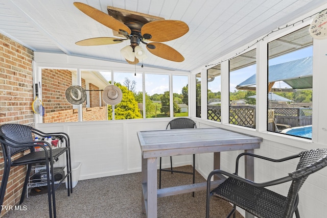 sunroom with ceiling fan