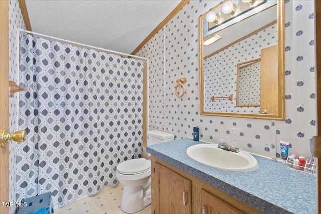 full bathroom with toilet, a textured ceiling, wallpapered walls, and lofted ceiling